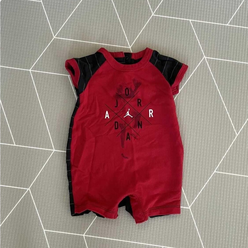Baby Jordan jersey 0-3 months EUC